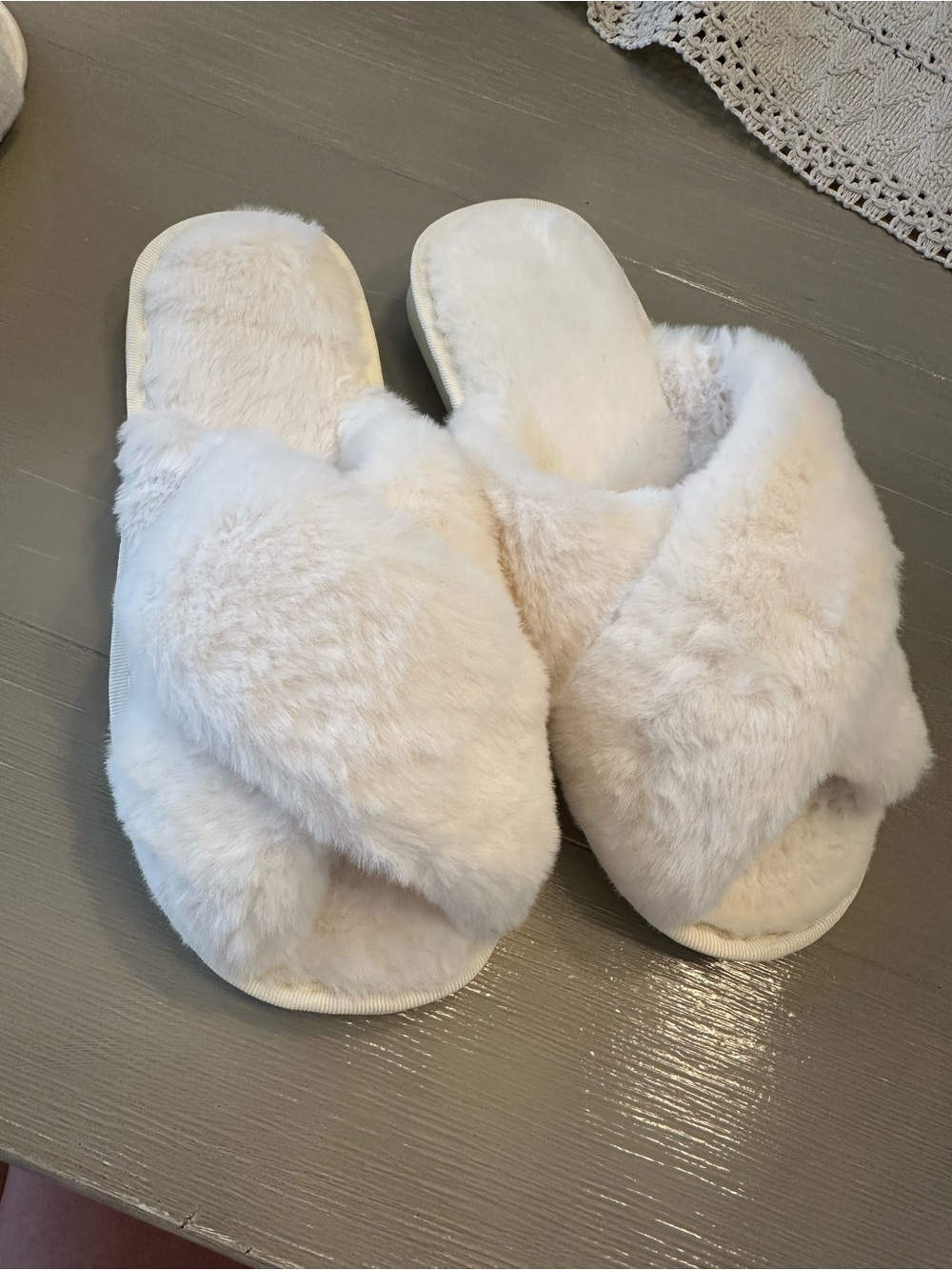 NEW Cozy Plush Cross-Band Women's Slippers - Cream / White